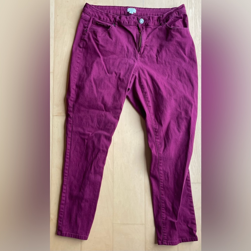 EUC Cranberry colored Crown & Ivy jeans size 16W.